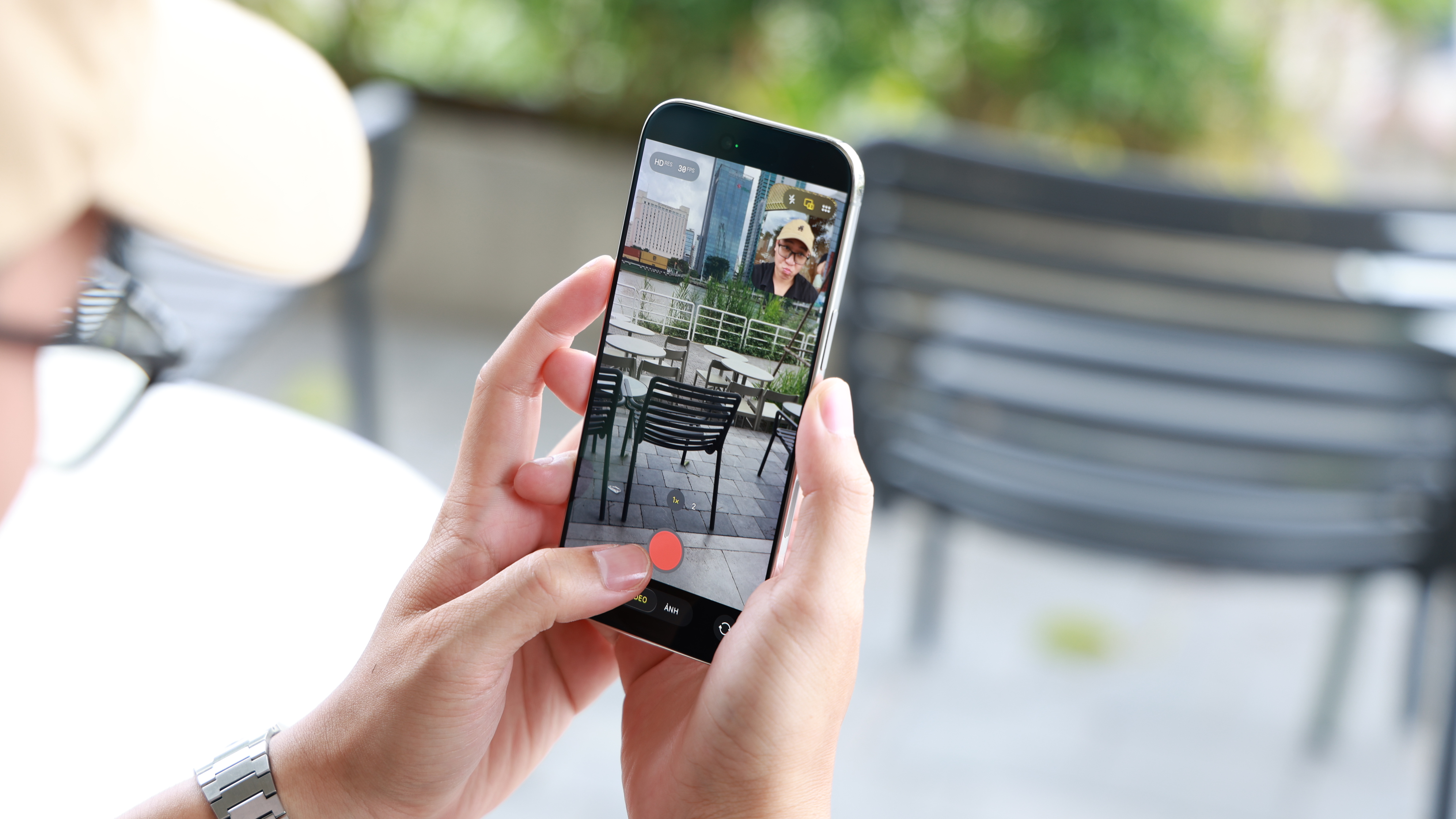 Trên tay iPhone Air: Siêu mỏng, chip Apple A19 Pro siêu mạnh