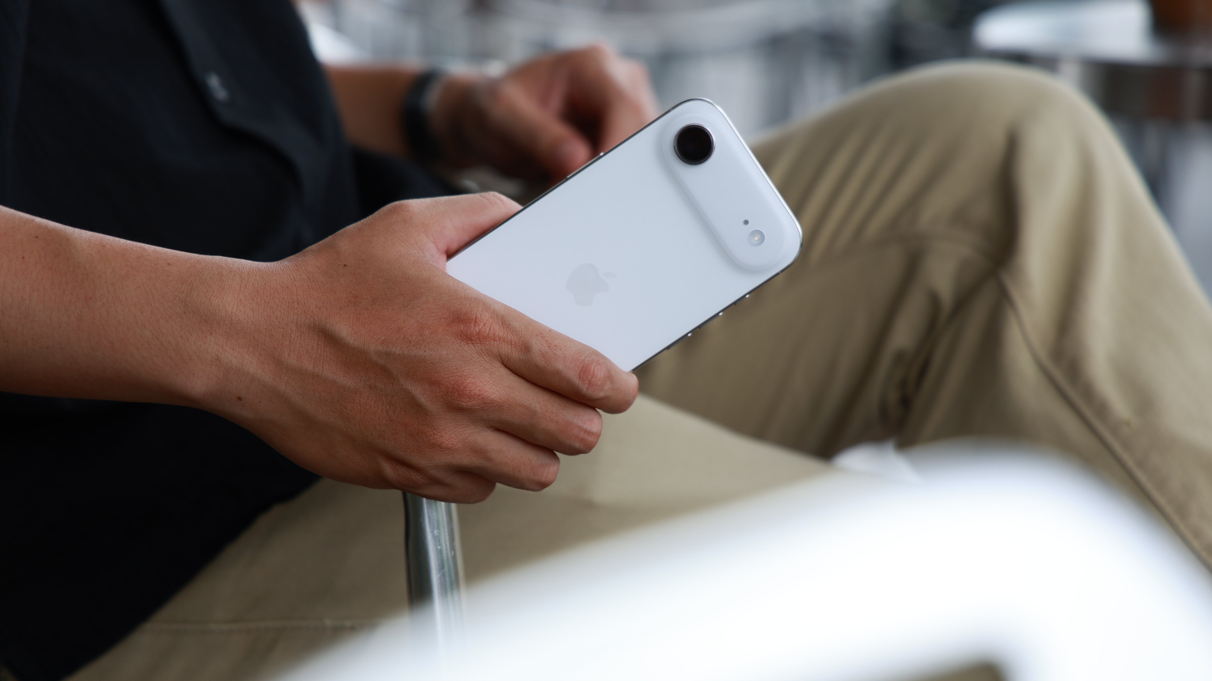 Trên tay iPhone Air: Siêu mỏng, chip Apple A19 Pro siêu mạnh