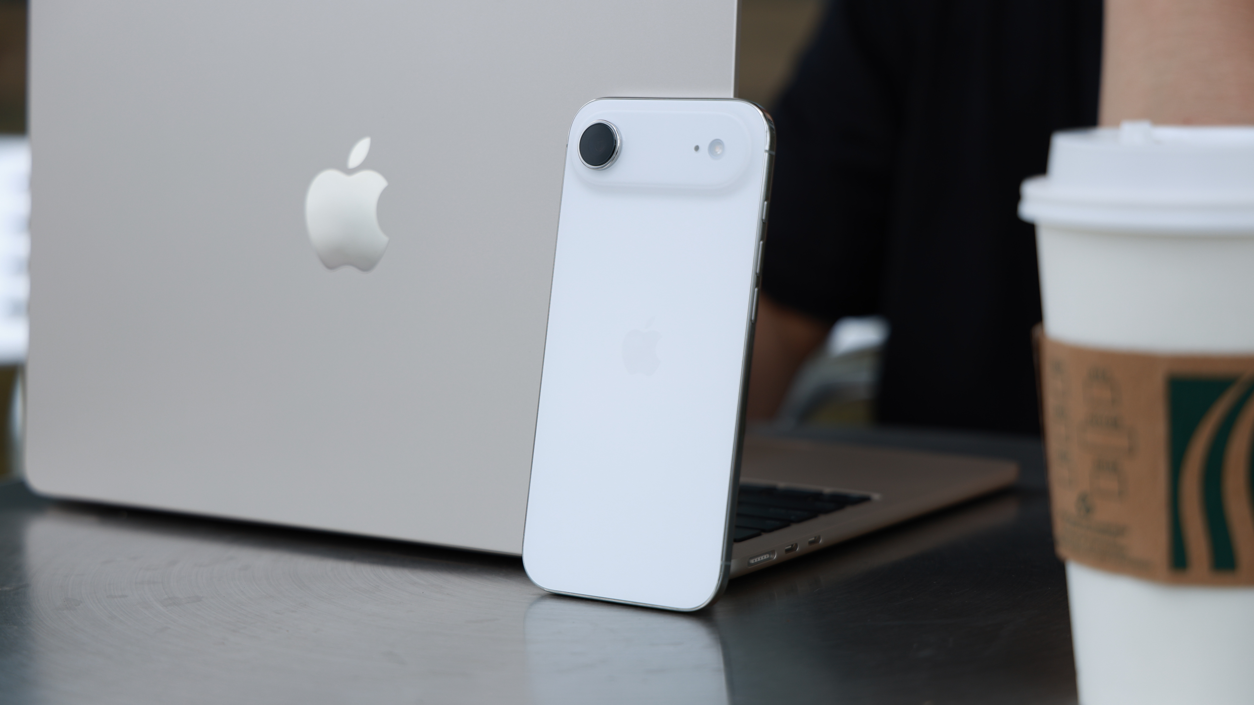 Trên tay iPhone Air: Siêu mỏng, chip Apple A19 Pro siêu mạnh