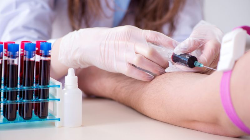 Xét nghiệm công thức máu để đánh giá số lượng hồng cầu, bạch cầu, tiểu cầu