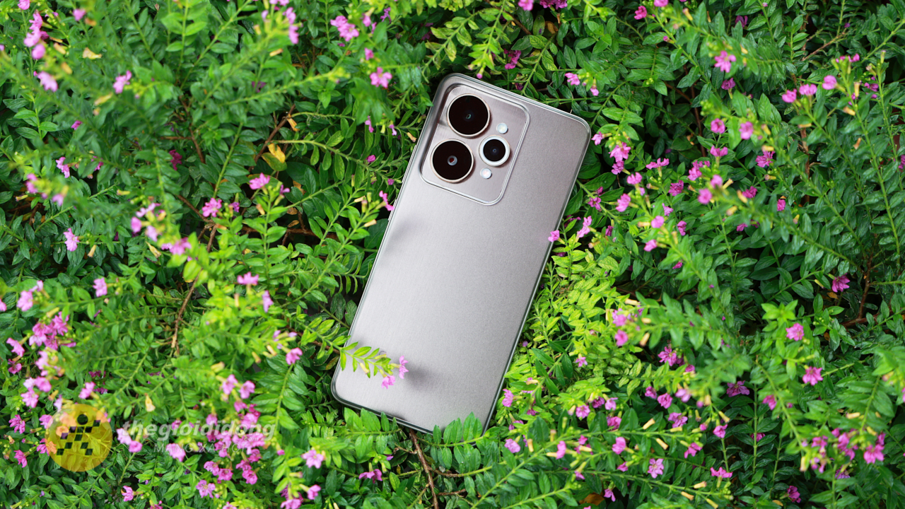 Trên tay realme 15 5G: Mỏng nhẹ, camera 50MP và chip Dimensity 7300+ Trên tay realme 15 5G: Mỏng nhẹ, camera 50MP và chip Dimensity 7300+