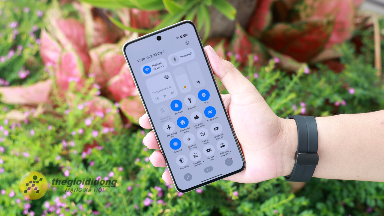 Trên tay realme 15 5G: Mỏng nhẹ, camera 50MP và chip Dimensity 7300+