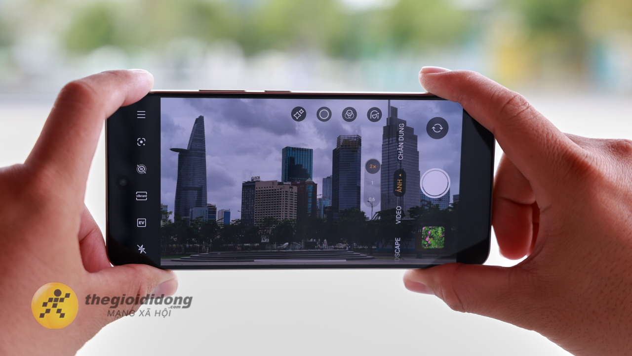 Trên tay realme 15 5G: Mỏng nhẹ, camera 50MP và chip Dimensity 7300+