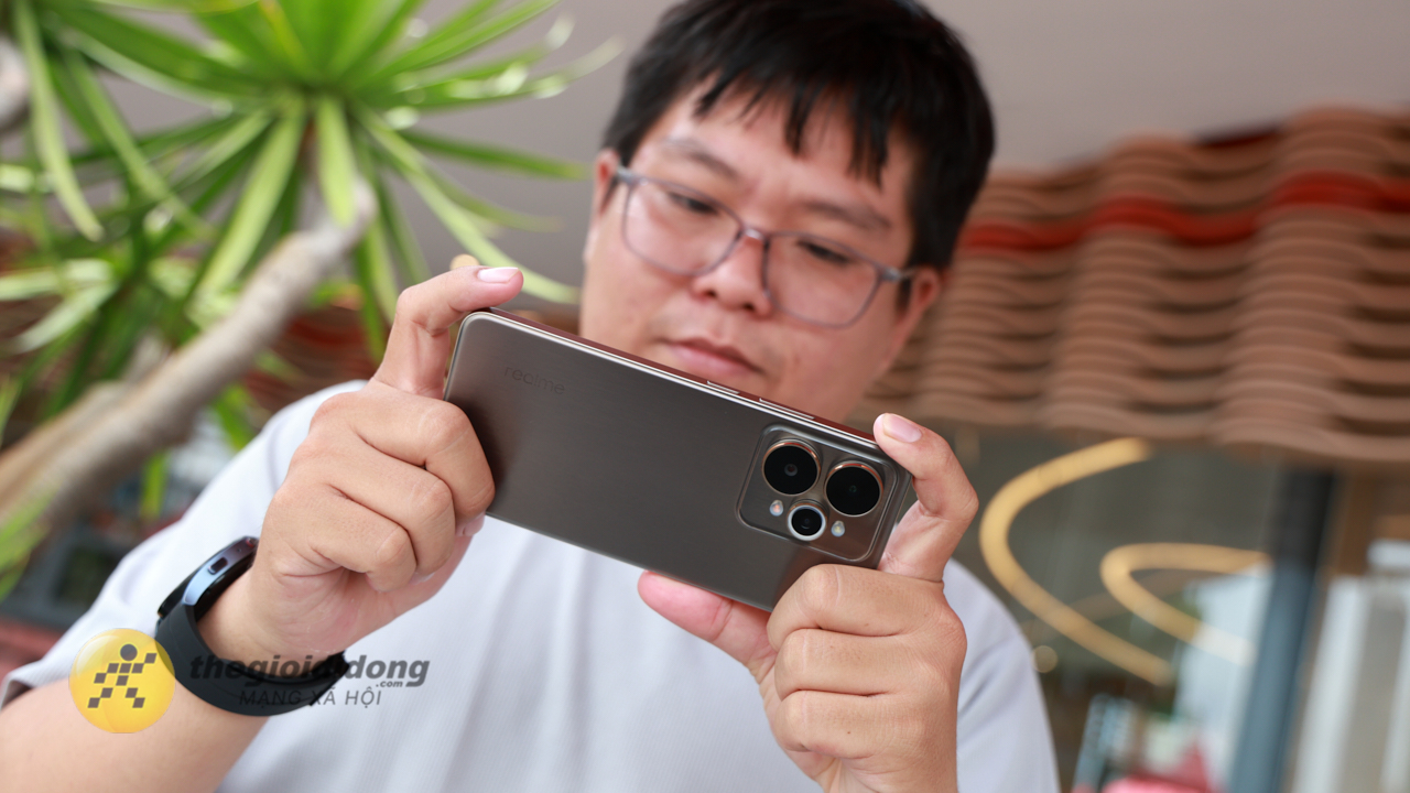 Trên tay realme 15 5G: Mỏng nhẹ, camera 50MP và chip Dimensity 7300+