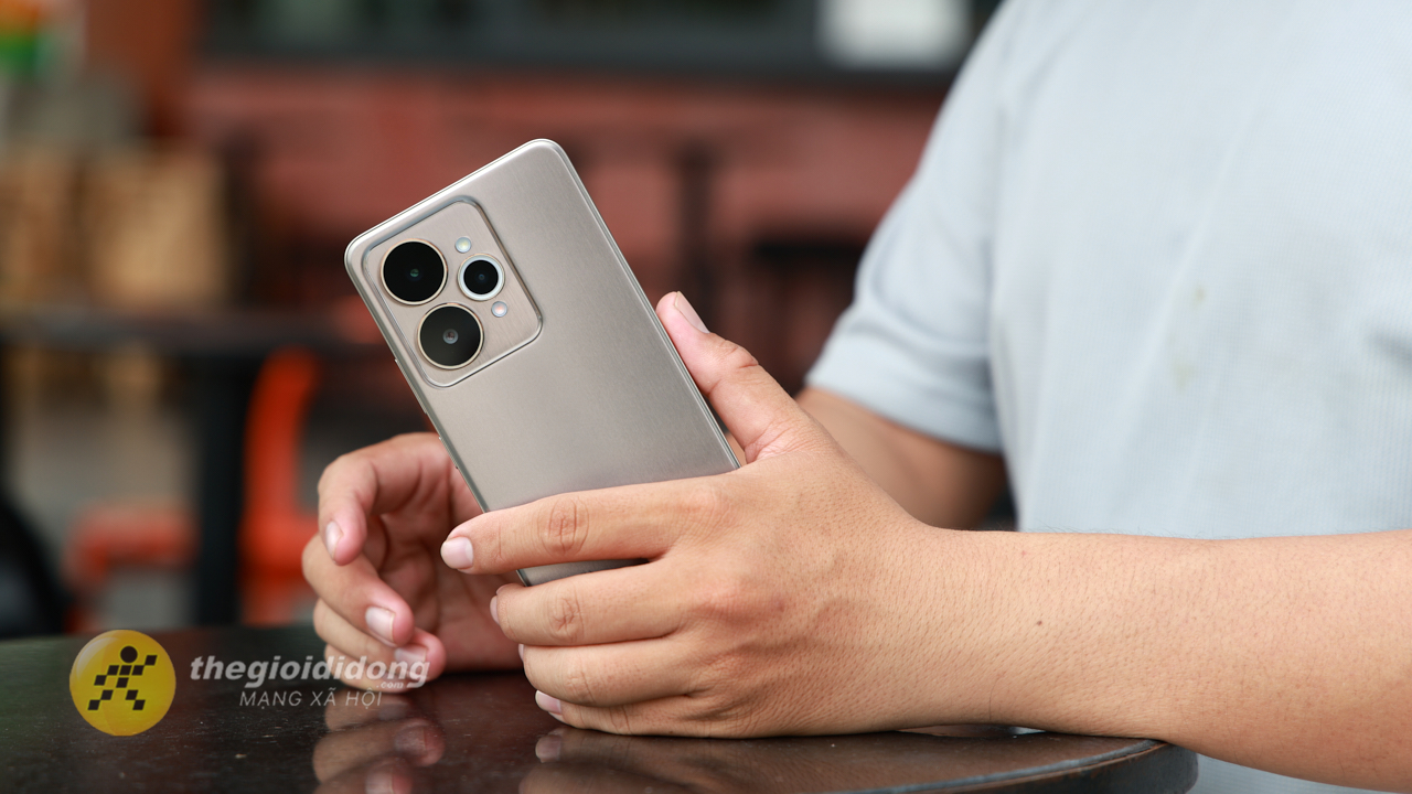 Trên tay realme 15 5G: Mỏng nhẹ, camera 50MP và chip Dimensity 7300+