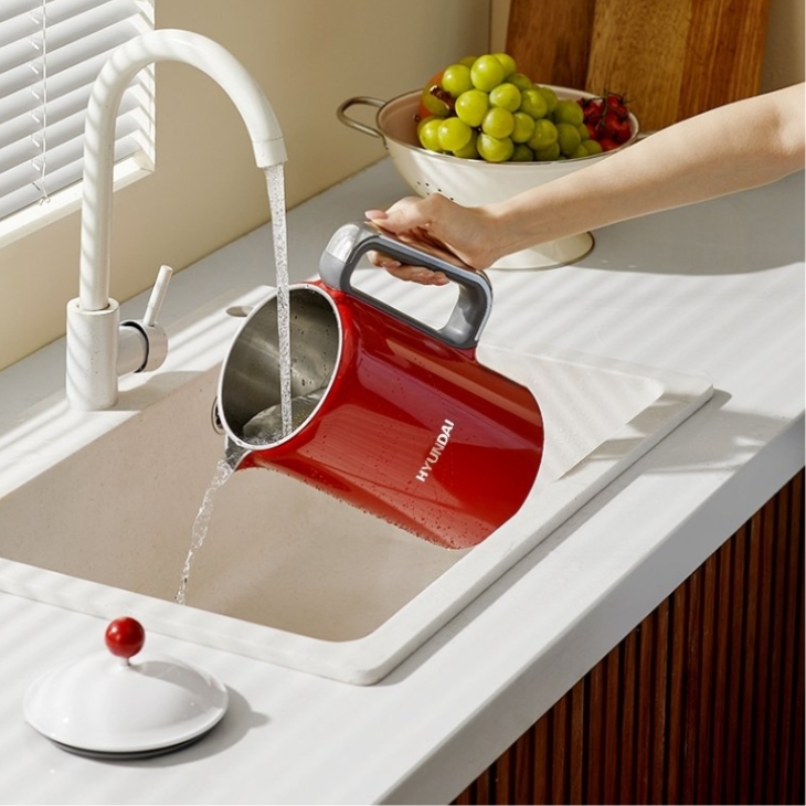 Ấm siêu tốc bằng điện Air có công suất lên đến 1800W, giúp đun sôi nước nhanh chỉ trong 4 phút.