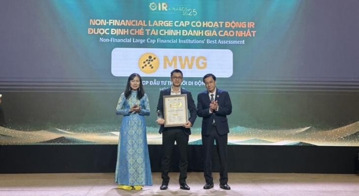 Đại diện MWG, ông Đoàn Phan Trung Kiên - Trưởng Phòng Đầu Tư - đã nhận giải thưởng cho hạng mục Doanh nghiệp vốn hóa lớn có hoạt động IR tốt nhất 2025