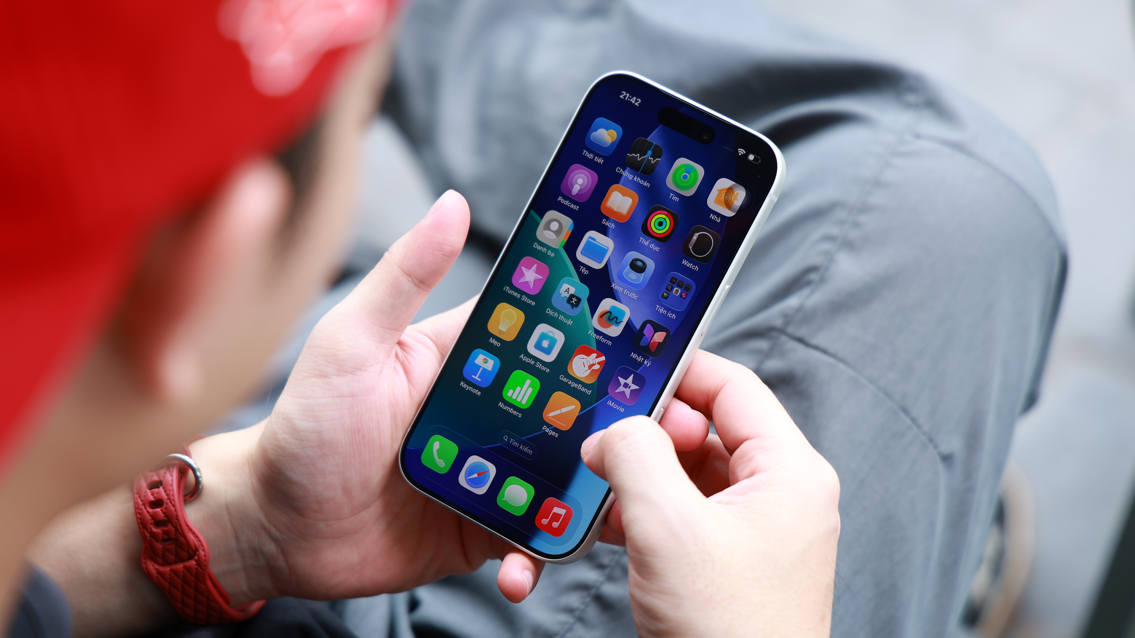 Cách chuyển tiện ích xuống dưới màn hình khóa iPhone