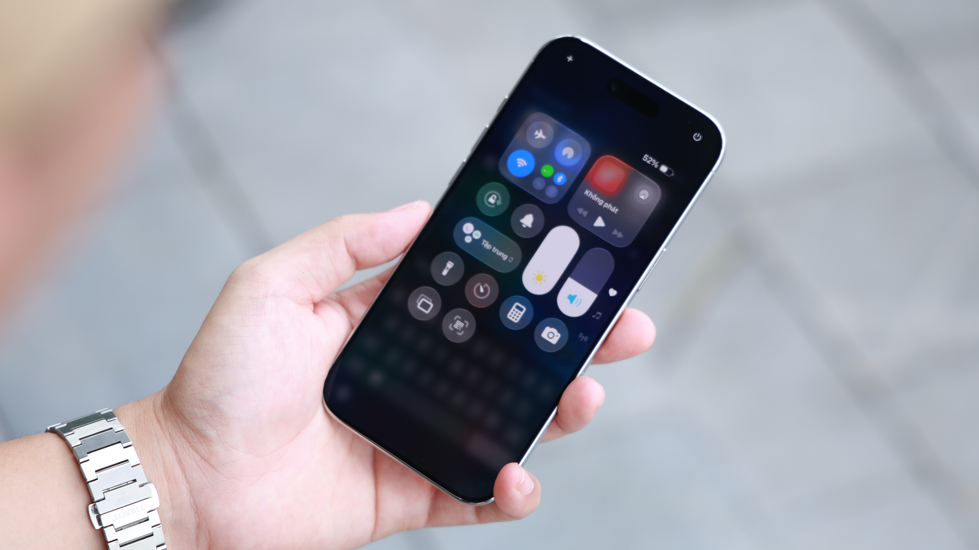 Cách chuyển tiện ích xuống dưới màn hình khóa iPhone