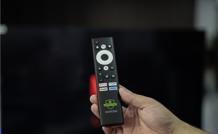 Remote tivi Coocaa nhỏ gọn, các nút trực quan, dễ thao tác
