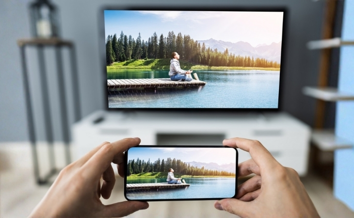 Việc kết nối điện thoại với tivi mang đến trải nghiệm hình ảnh sống động hơn