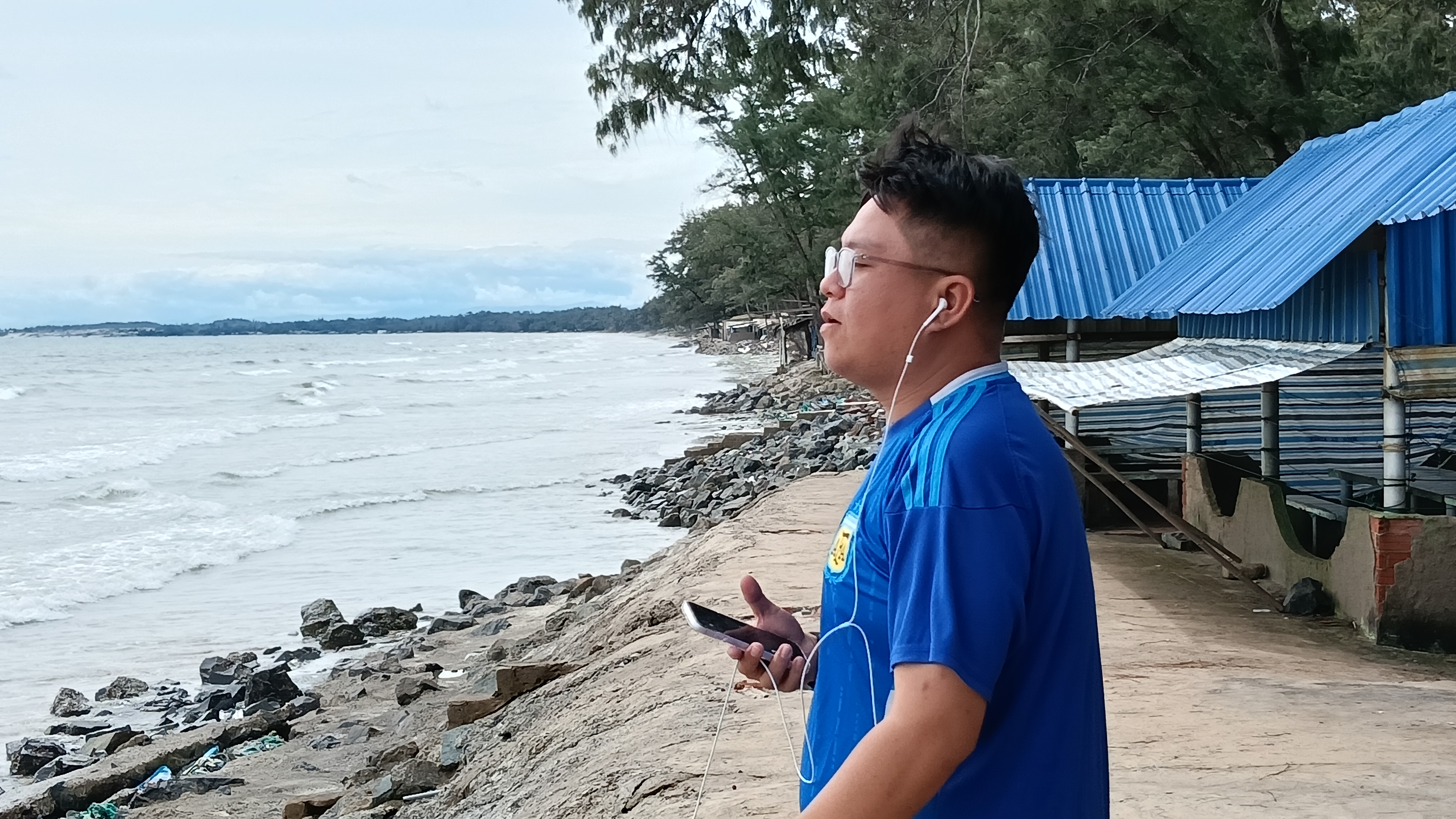 Trên Tay Oppo A6 Pro: Thiết Kế Nhỏ Gọn, Màn Hình Amoled, Pin 7000 Mah Trên Tay Oppo A6 Pro: Thiết Kế Nhỏ Gọn, Màn Hình Amoled, Pin 7000 Mah