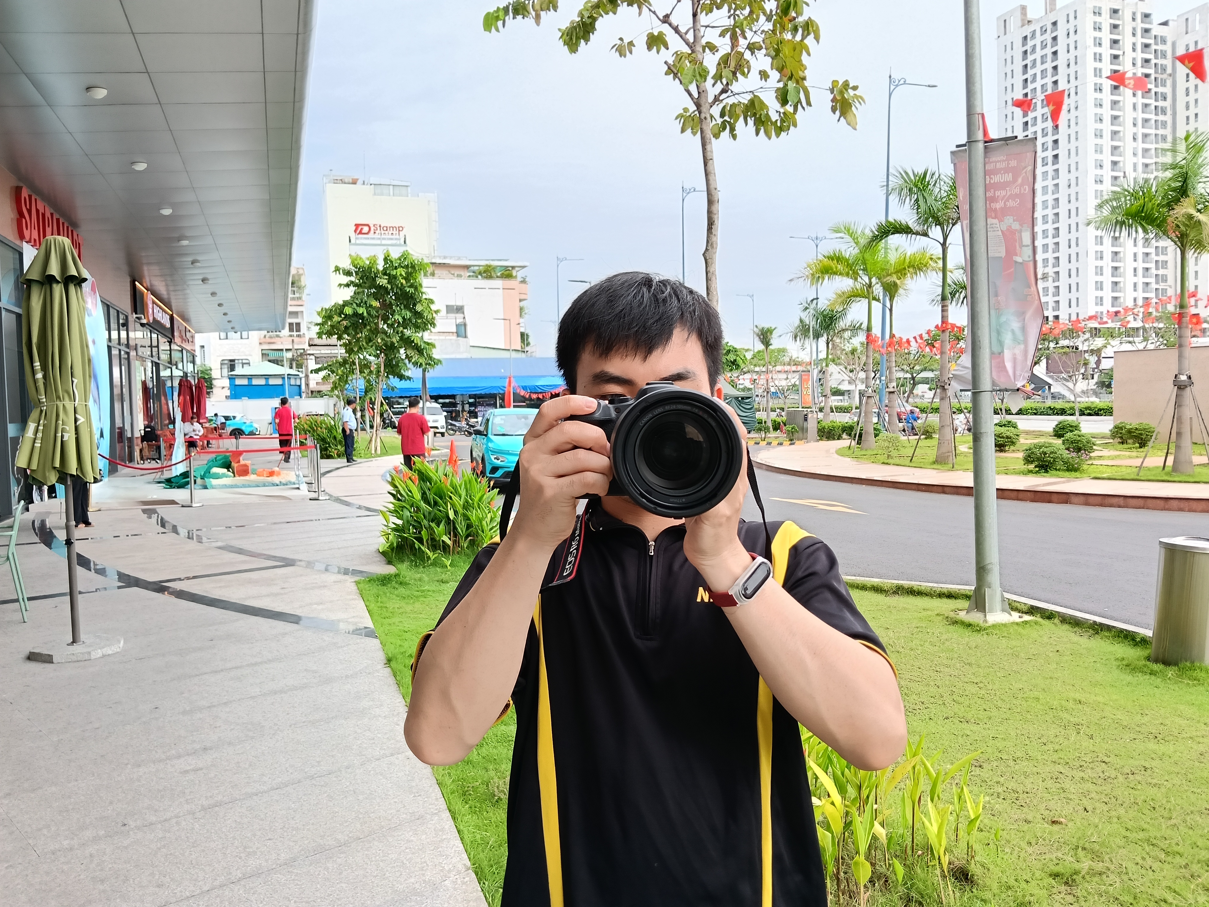 Trên Tay Oppo A6 Pro 5G: Thiết Kế Mới, Màn Amoled, Chip Dimensity 6300 Trên Tay Oppo A6 Pro 5G: Thiết Kế Mới, Màn Amoled, Chip Dimensity 6300