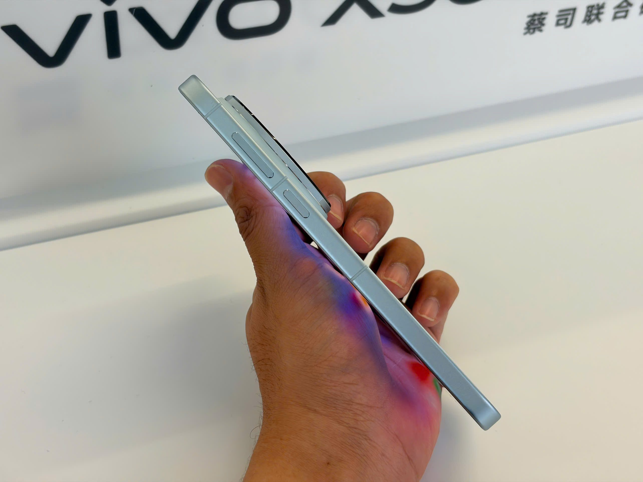 Trên Tay Vivo X300 Pro: Camera Tiềm Vọng 200 Mp, Chip Dimensity 9500 Trên Tay Vivo X300 Pro: Camera Tiềm Vọng 200 Mp, Chip Dimensity 9500