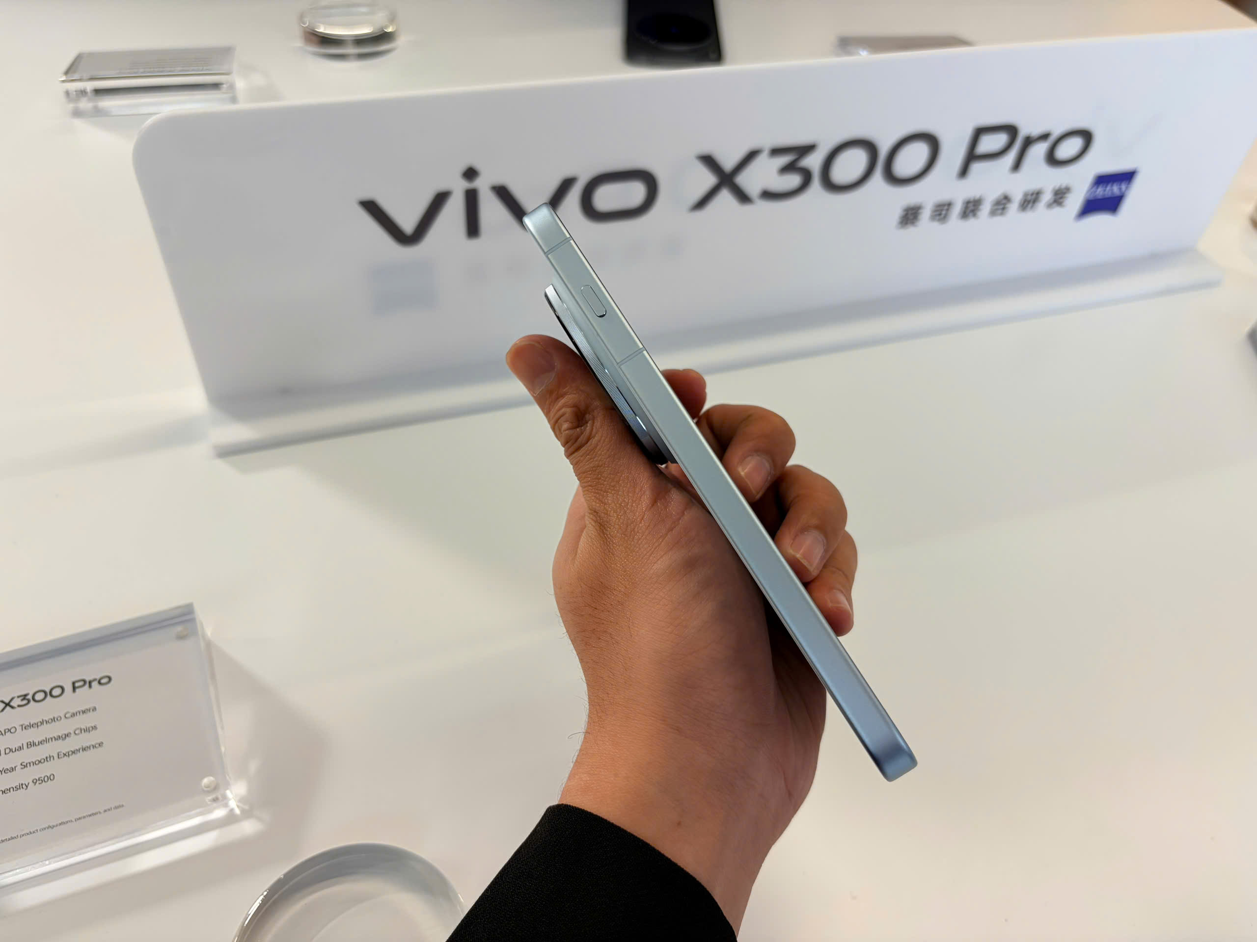 Trên Tay Vivo X300 Pro: Camera Tiềm Vọng 200 Mp, Chip Dimensity 9500 Trên Tay Vivo X300 Pro: Camera Tiềm Vọng 200 Mp, Chip Dimensity 9500