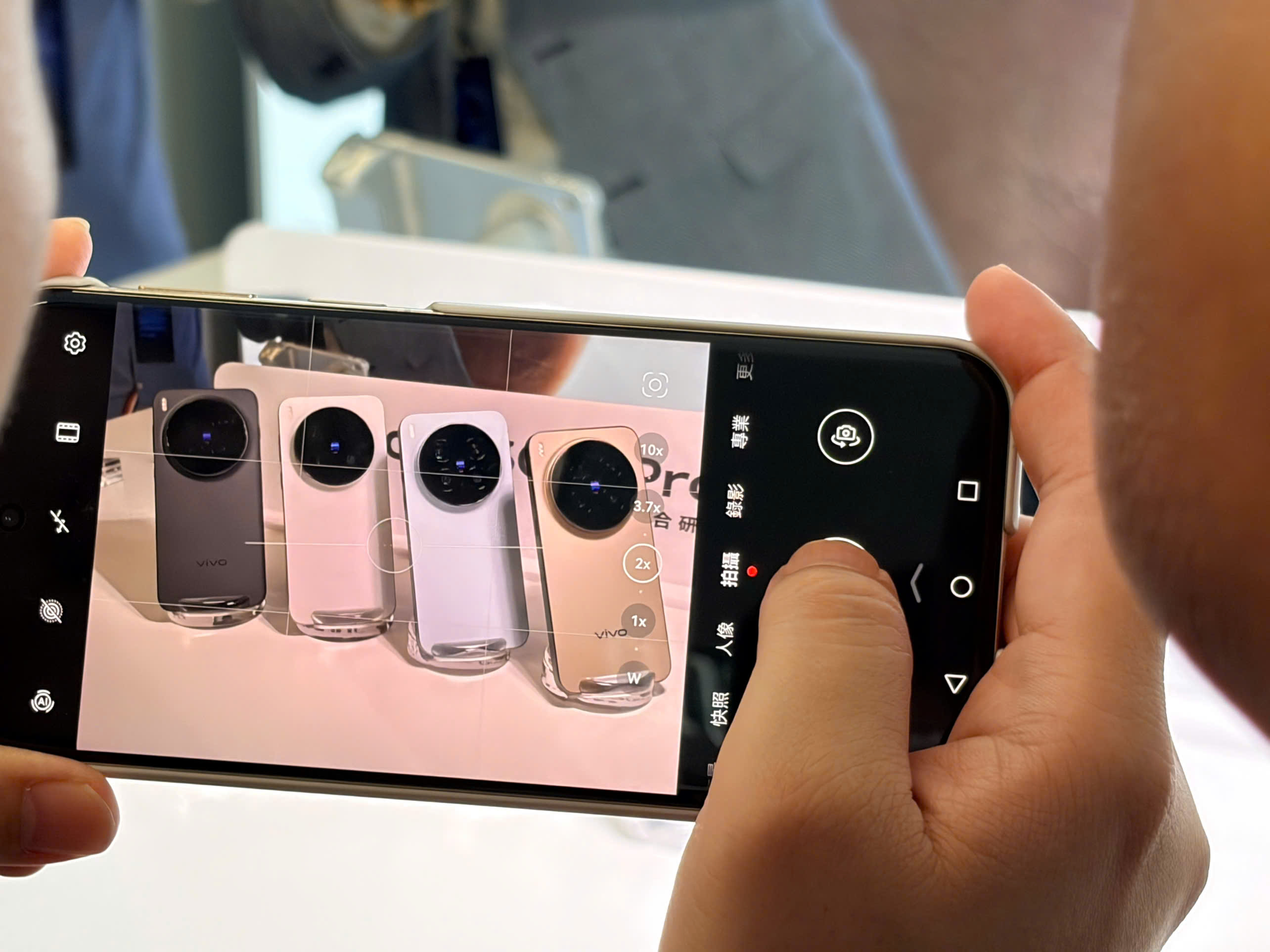 Trên Tay Vivo X300 Pro: Camera Tiềm Vọng 200 Mp, Chip Dimensity 9500 Trên Tay Vivo X300 Pro: Camera Tiềm Vọng 200 Mp, Chip Dimensity 9500
