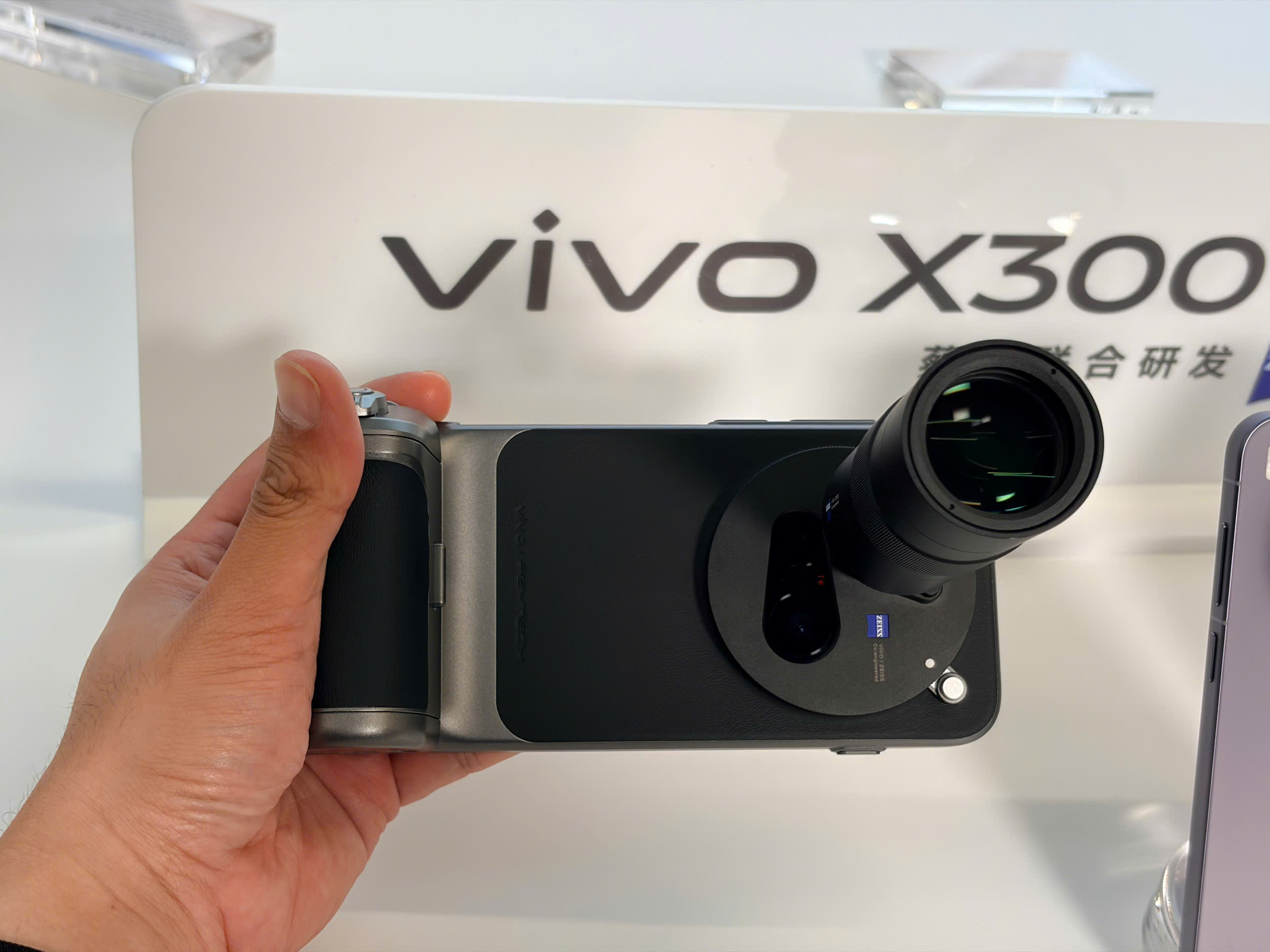 Trên Tay Vivo X300 Pro: Camera Tiềm Vọng 200 Mp, Chip Dimensity 9500 Trên Tay Vivo X300 Pro: Camera Tiềm Vọng 200 Mp, Chip Dimensity 9500