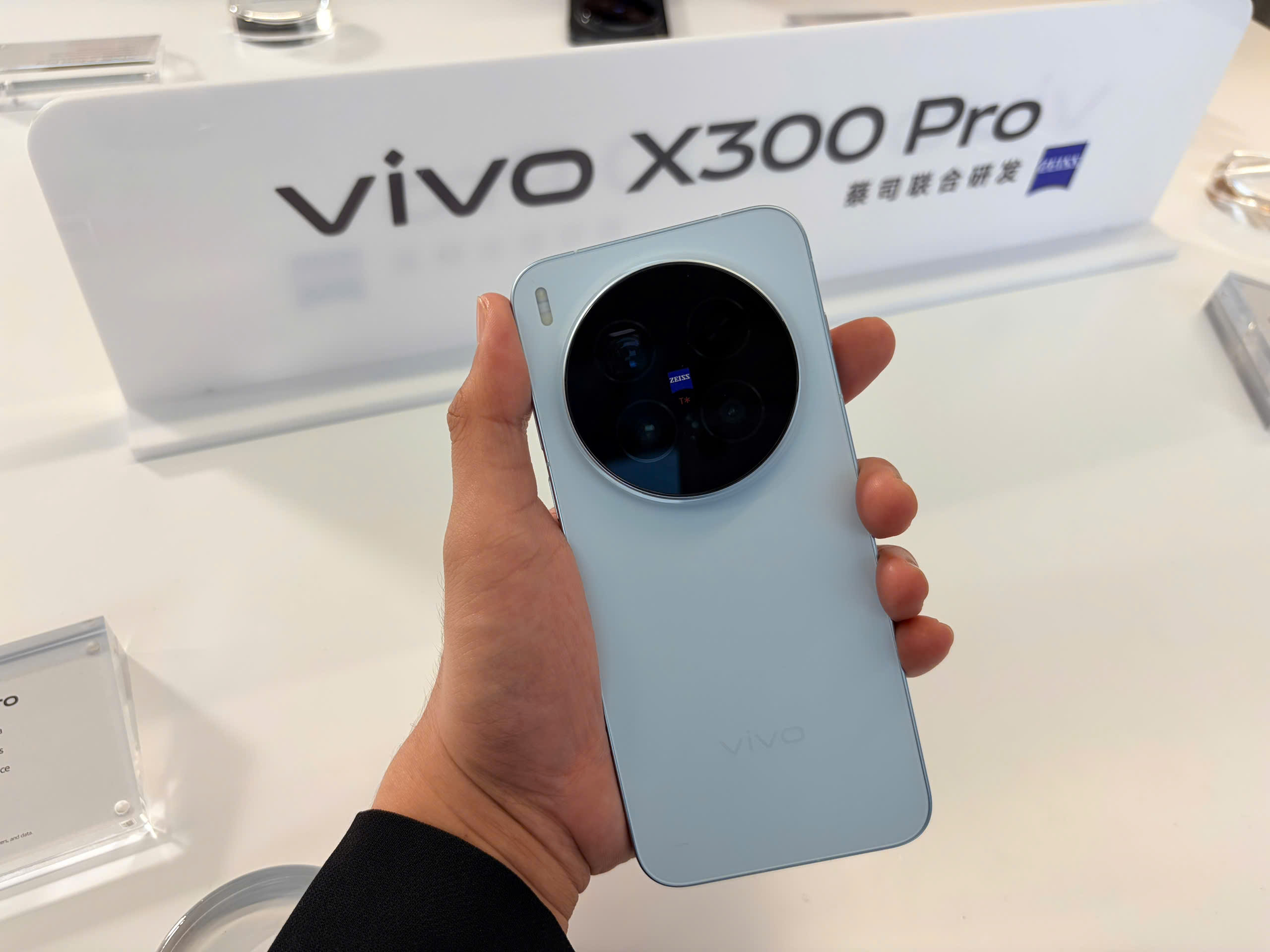 Trên Tay Vivo X300 Pro: Camera Tiềm Vọng 200 Mp, Chip Dimensity 9500 Trên Tay Vivo X300 Pro: Camera Tiềm Vọng 200 Mp, Chip Dimensity 9500