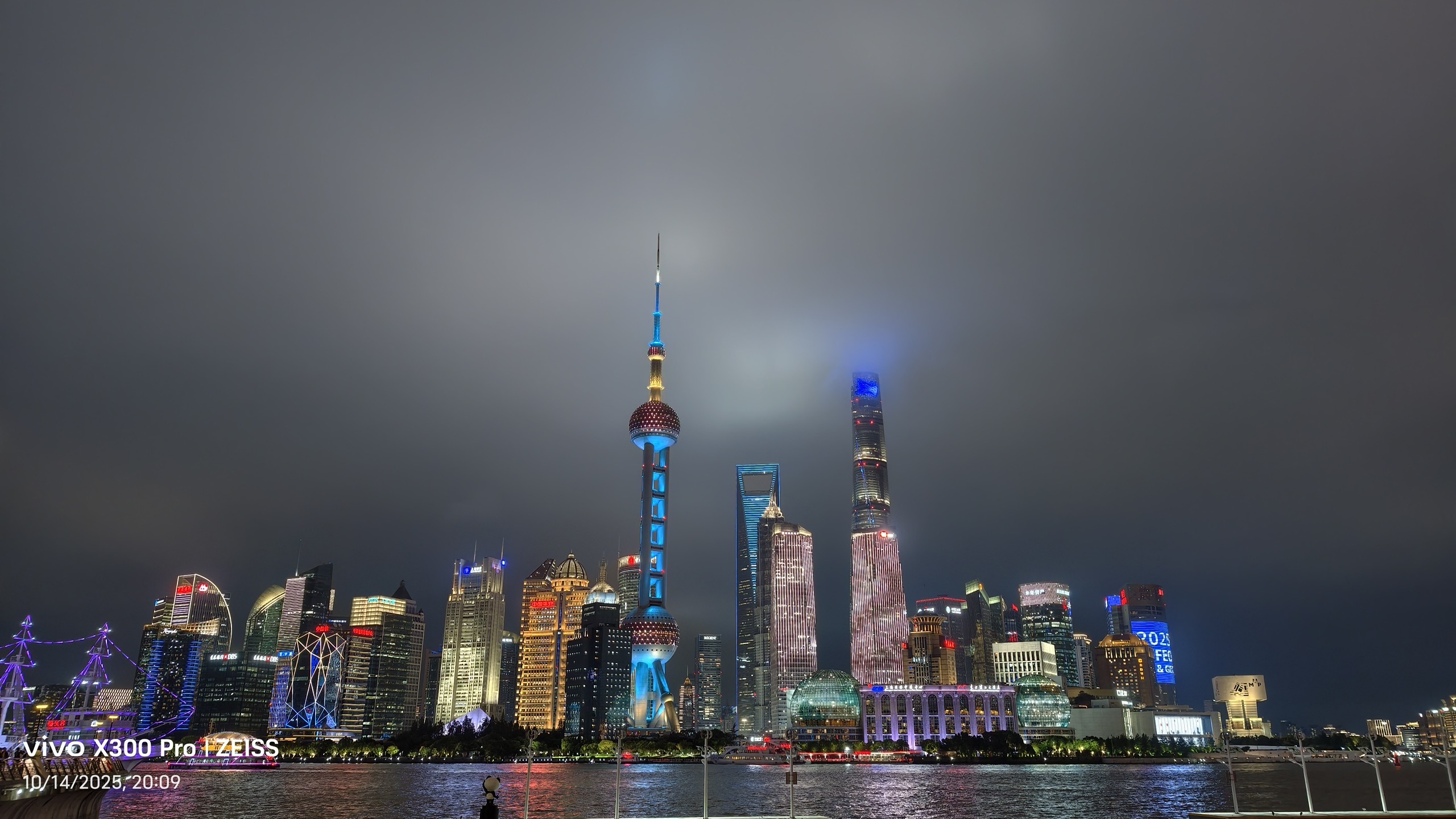 Trên tay vivo X300 Pro: Camera tiềm vọng 200 MP, chip Dimensity 9500