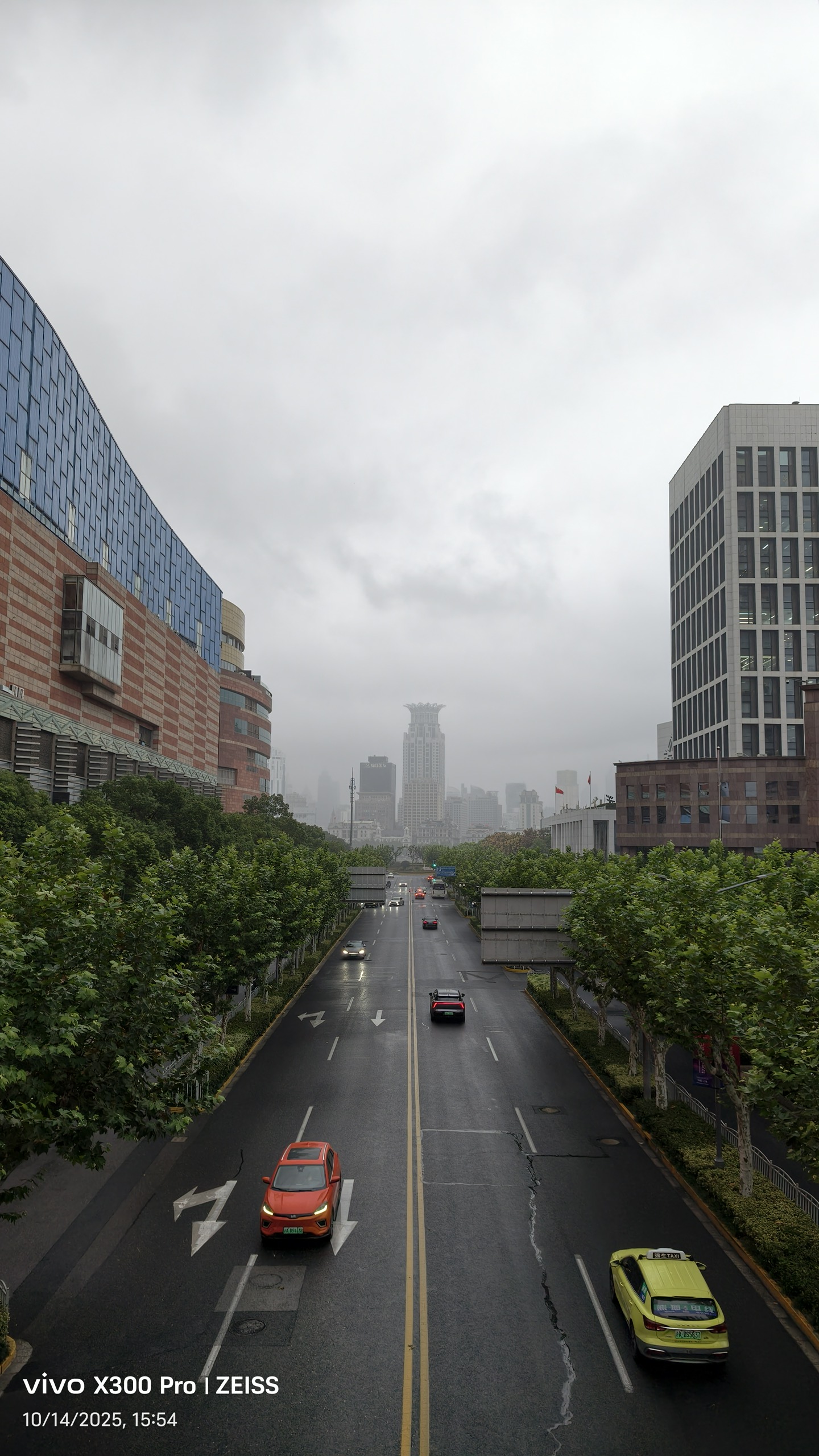 Trên tay vivo X300 Pro: Camera tiềm vọng 200 MP, chip Dimensity 9500