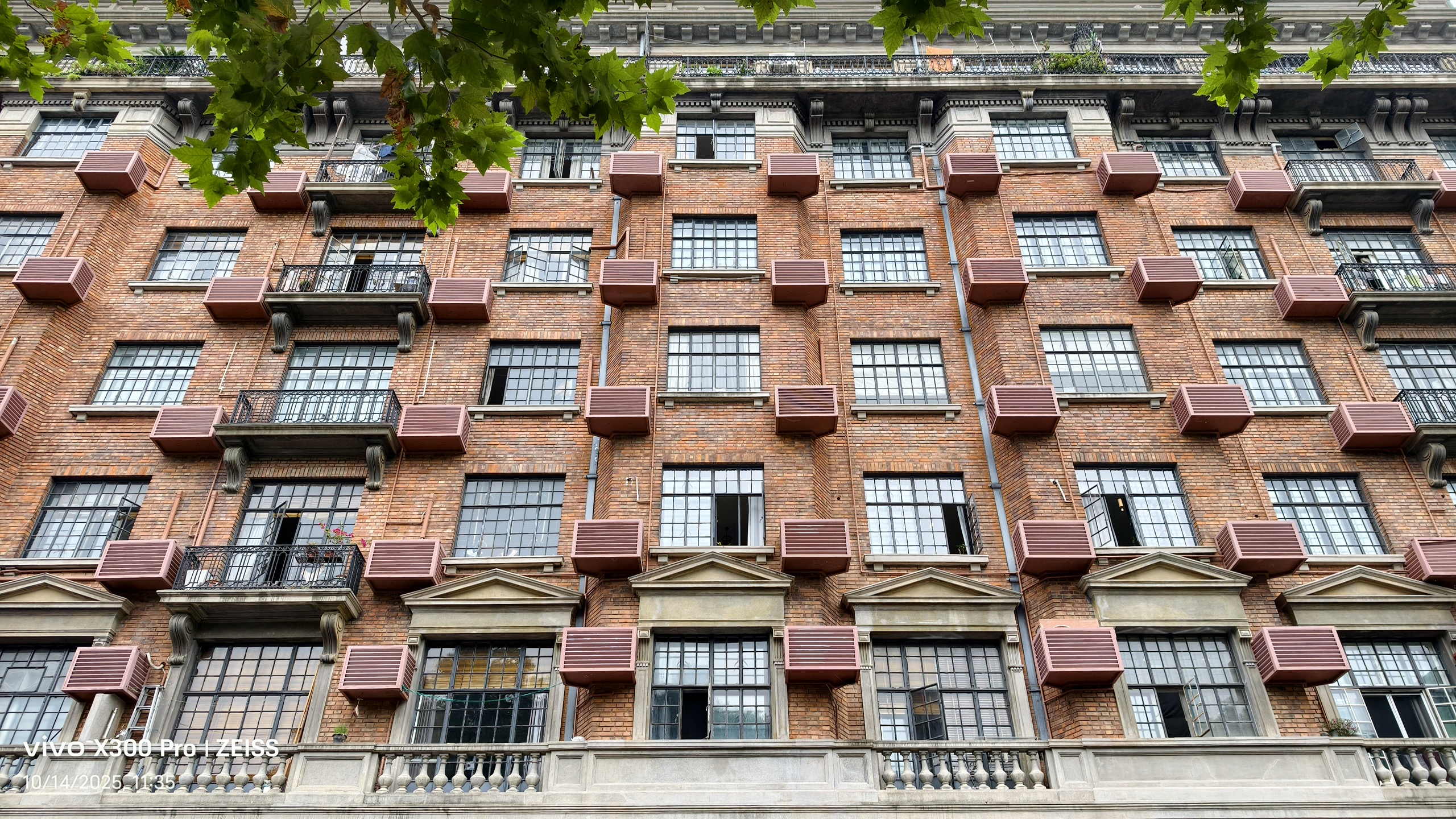 Trên tay vivo X300 Pro: Camera tiềm vọng 200 MP, chip Dimensity 9500