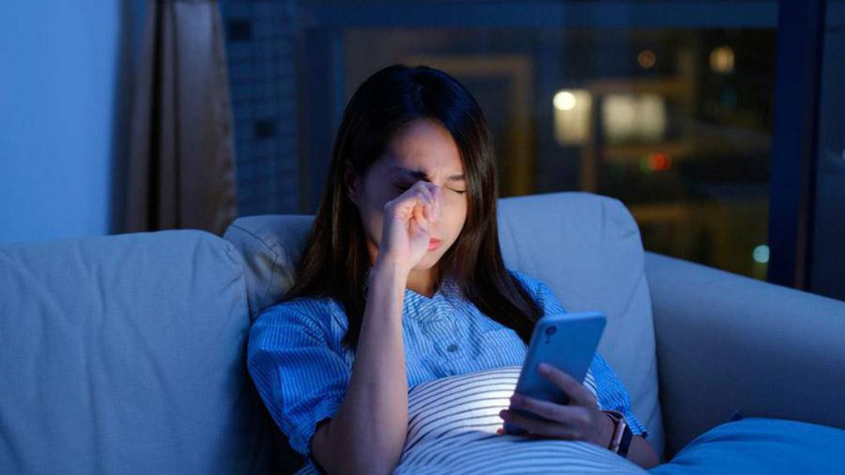 &Aacute;nh s&aacute;ng xanh l&agrave;m rối loạn nhịp sinh học v&agrave; g&acirc;y kh&oacute; ngủ