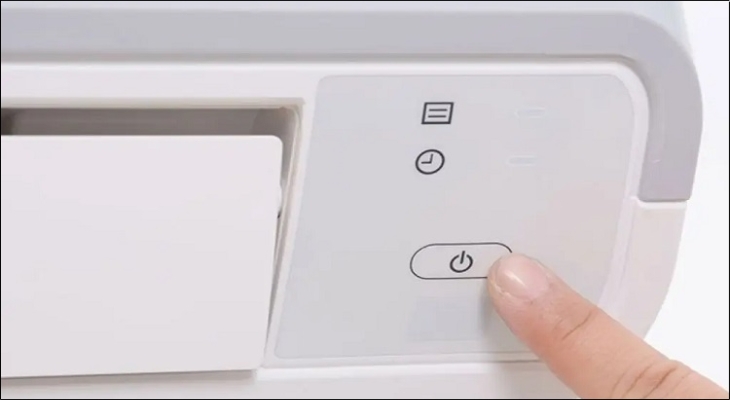 Tiến hành nhấn 1 lần vào nút nguồn trên máy lạnh Sharp để mở máy