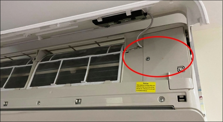 Ở một số dòng máy lạnh, bạn có thể phải nhẹ nhàng nhấc mặt nạ dàn lạnh lên để thấy nút nguồn