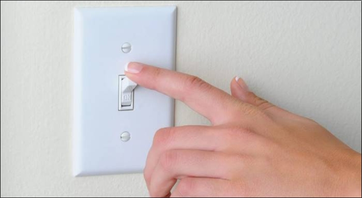 Khi muốn bật máy, hãy gạt cầu dao điện (aptomat) lên vị trí ON để cấp điện cho máy lạnh