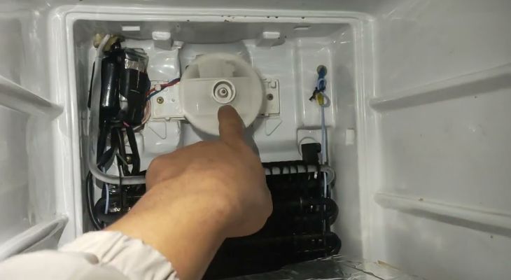 Lỗi F012 trên tủ lạnh Hitachi liên quan đến hoạt động của quạt trên dàn lạnh
