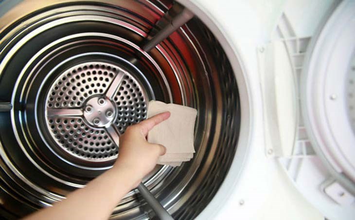 Vệ sinh lồng giặt, khay bột giặt và lưới lọc định kỳ giúp máy hoạt động bền bỉ và tránh hư hỏng