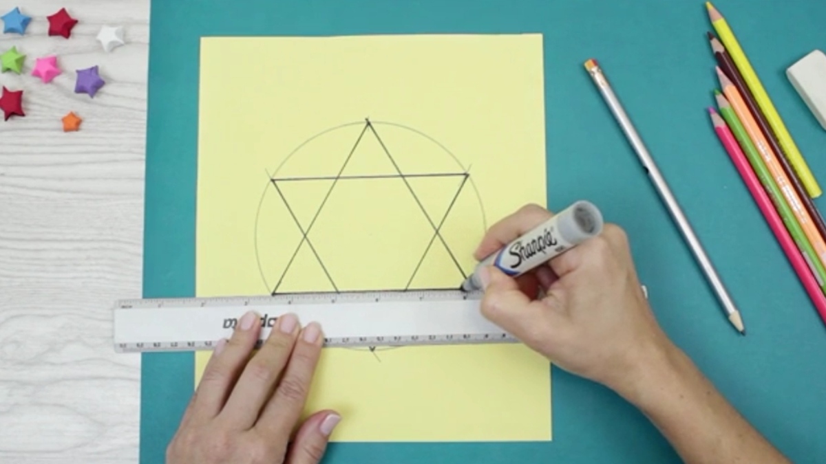 Bước 1: Vẽ hình tròn làm khung