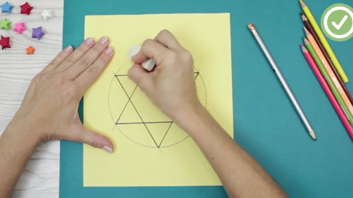 Bước 1: Vẽ hình tròn làm khung