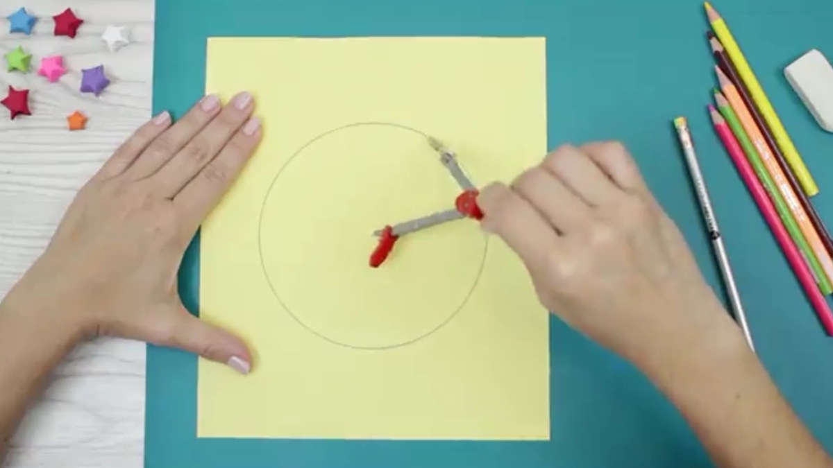 Bước 1: Vẽ hình tròn làm khung