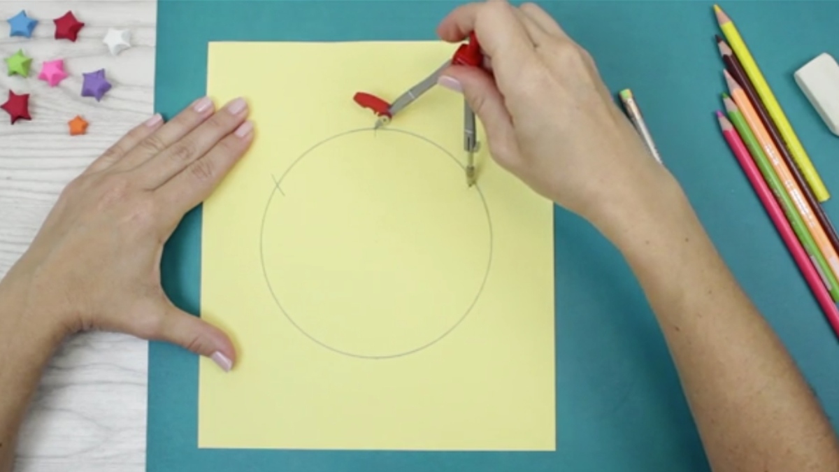 Bước 1: Vẽ hình tròn làm khung