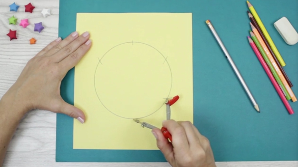Bước 1: Vẽ hình tròn làm khung