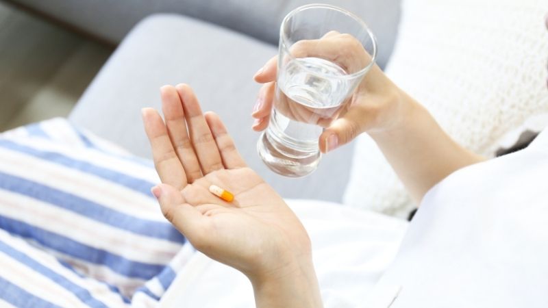 Nên uống nước lá vối cách thời gian dùng thuốc từ 1-2 giờ