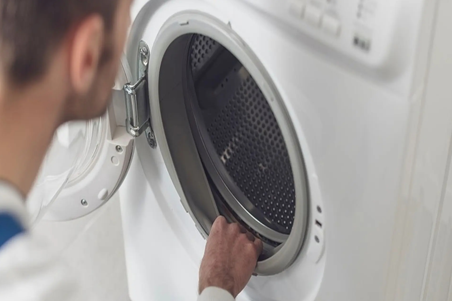 Kiểm tra và cân chỉnh lại chân đế để máy giặt hoạt động ổn định