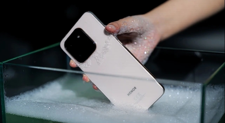 Honor X7d test khả năng chống nước
