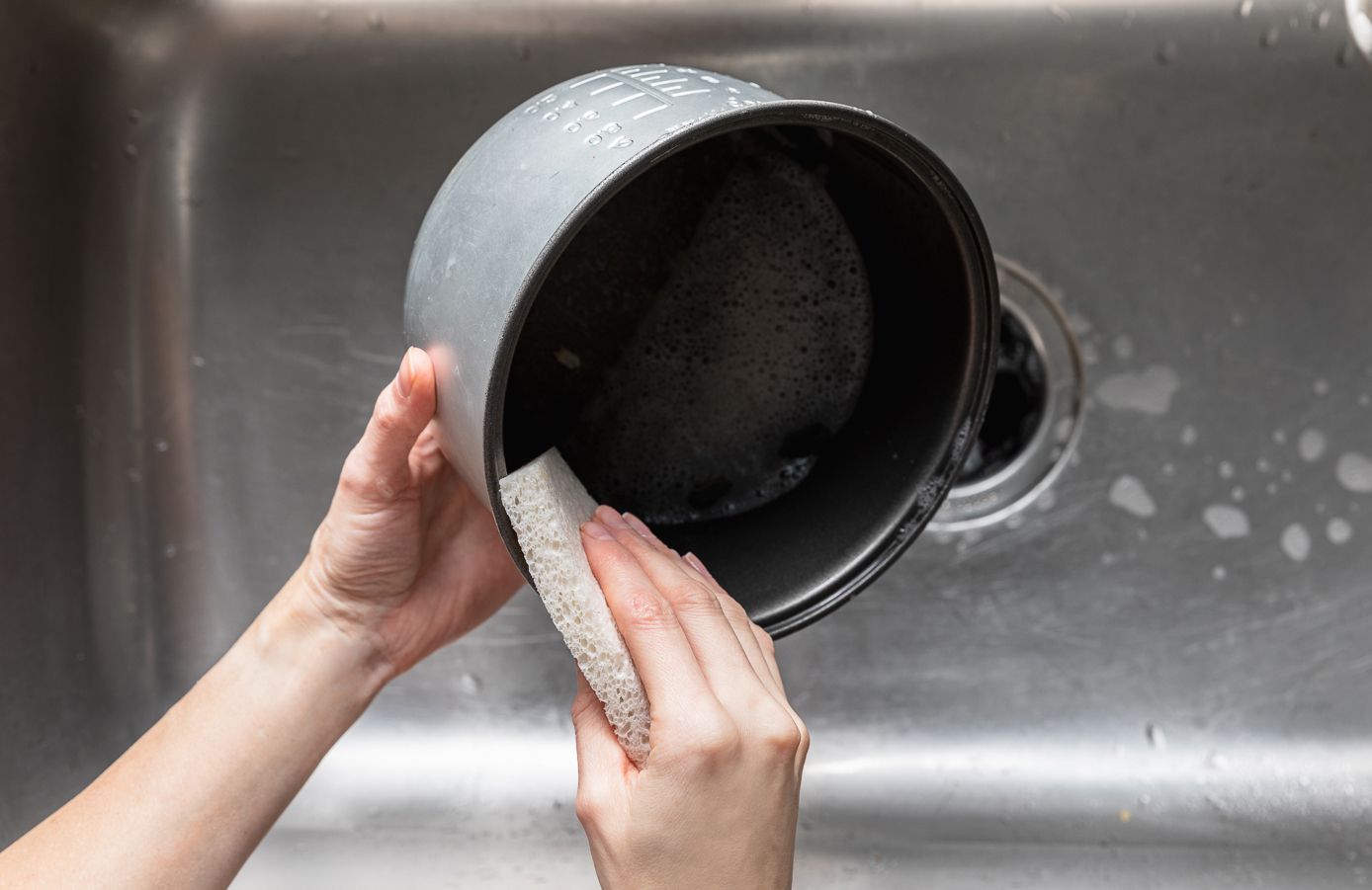 Vệ sinh lòng nồi trước khi nấu cơm để sử dụng an toàn