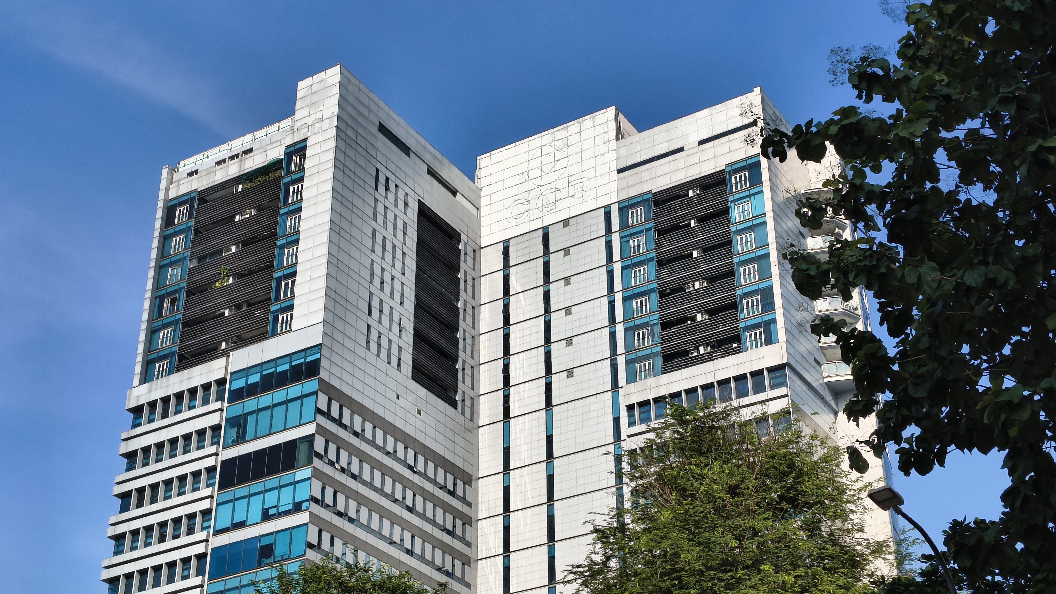 Trên tay motorola G85 Power 5G: Giá cực tốt, màn hình P-OLED 1.5k và Dimensity 7300 mạnh mẽ