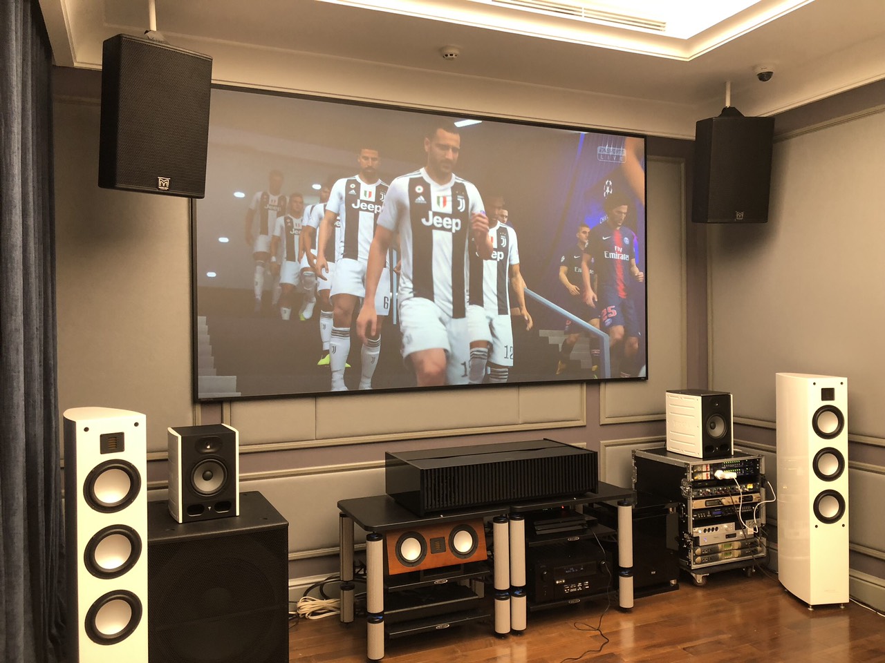 Đặt loa trong không gian kín, khô ráo để trải nghiệm âm thanh tốt hơn