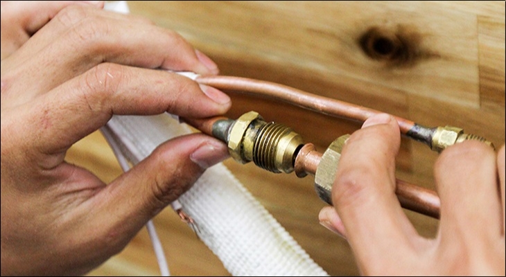 Chi phí nhân công lắp đặt máy lạnh thường được tính trọn gói hoặc dựa trên công suất của máy