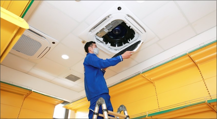 Chi phí lắp đặt máy lạnh âm trần có thể nhỉnh hơn máy lạnh treo tường do độ phức tạp khi lắp