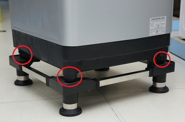 Nếu máy giặt kêu to, rung lắc bất thường do độ phẳng của mặt sàn, bạn có thể mua chân đế máy giặt để máy chạy êm hơn