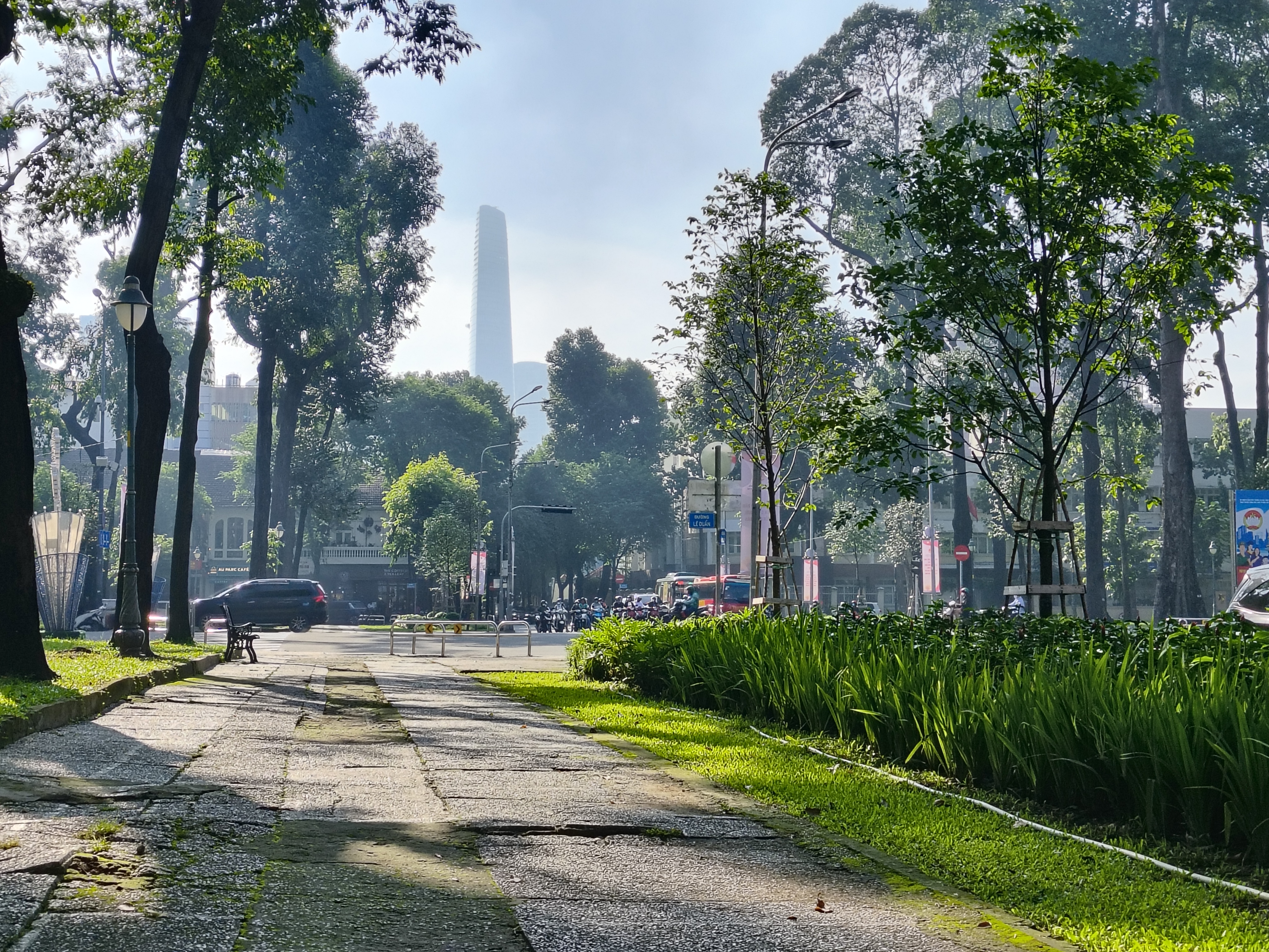 Mở hộp và trên tay motorola Razr 60: Smartphone gập cận cao cấp, Dimensity 7400X và pin 4.500 mAh