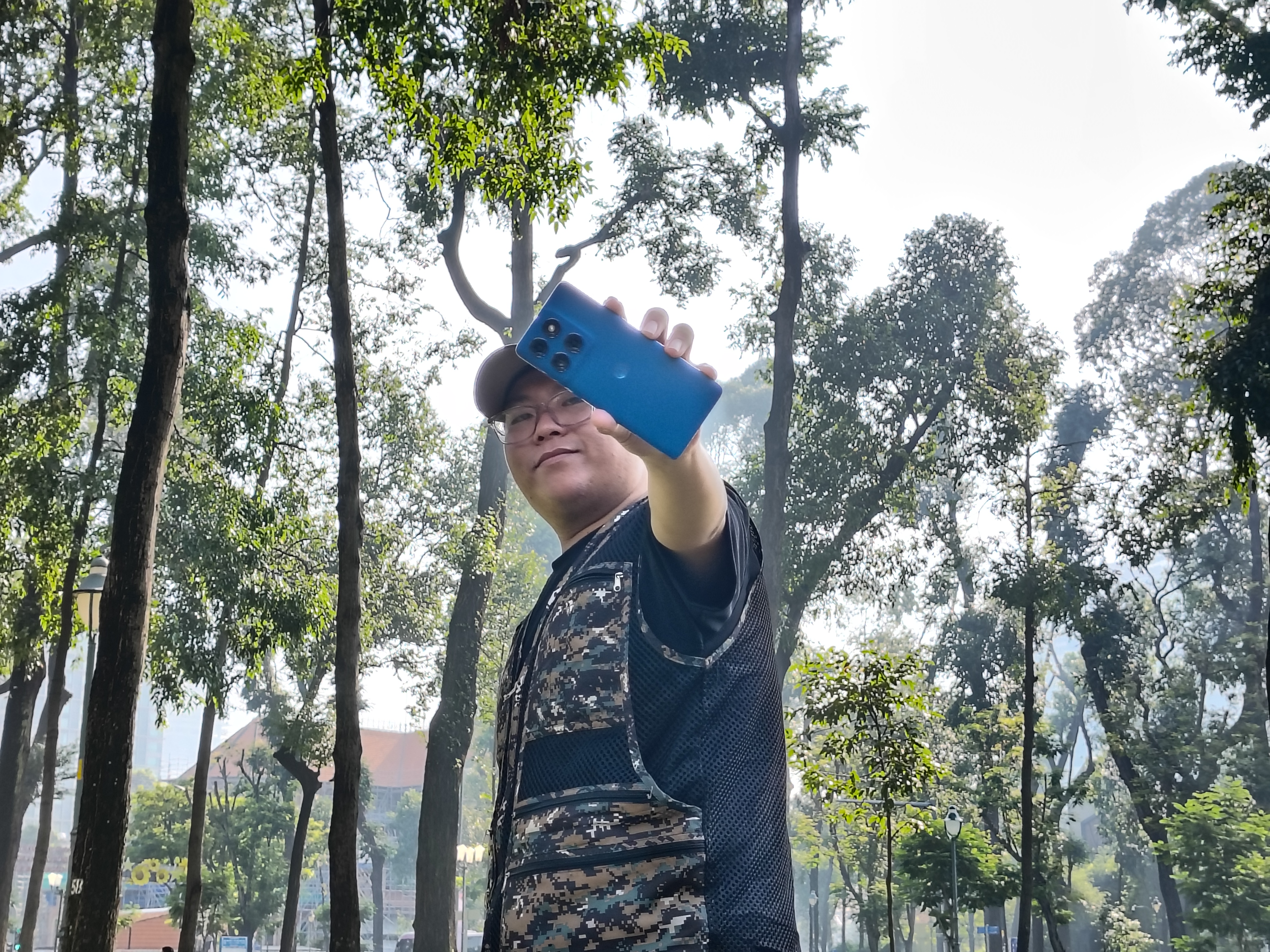 Mở hộp và trên tay motorola Razr 60: Smartphone gập cận cao cấp, Dimensity 7400X và pin 4.500 mAh