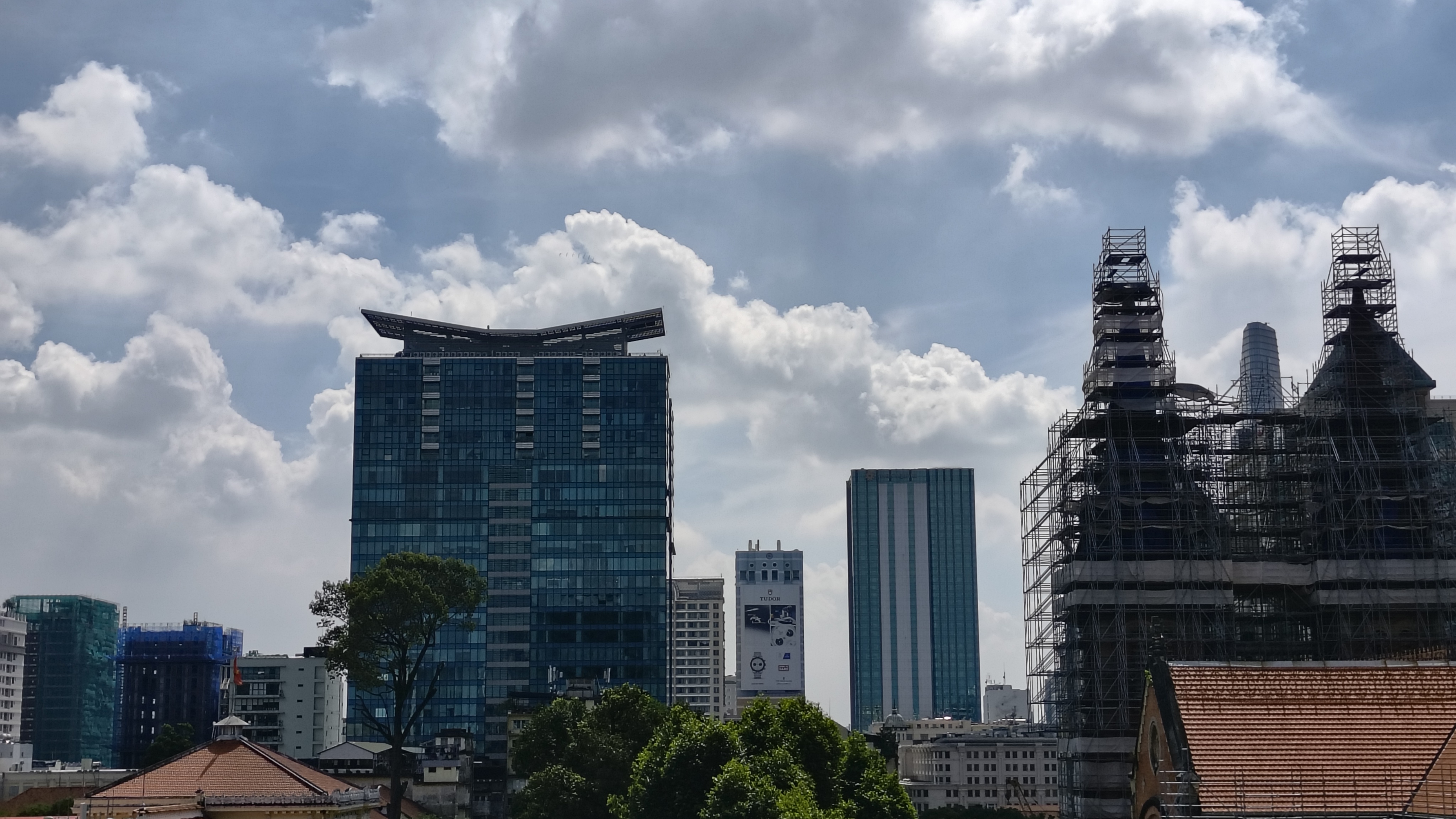 Mở hộp và trên tay motorola Razr 60: Smartphone gập cận cao cấp, Dimensity 7400X và pin 4.500 mAh