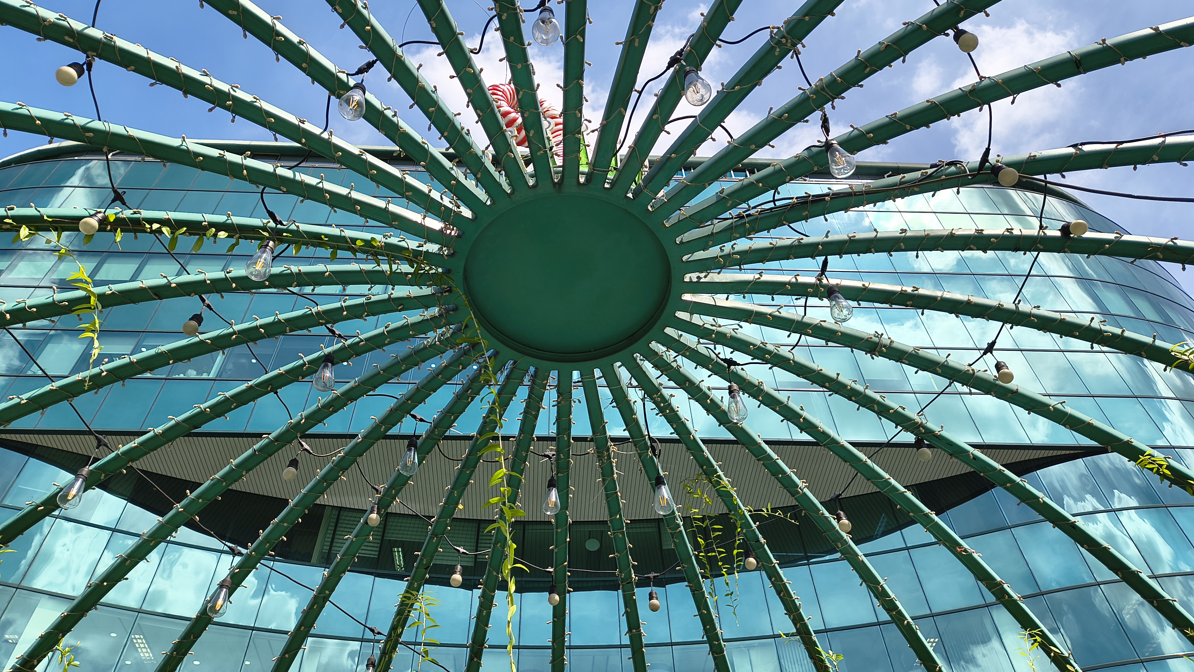 Mở hộp và trên tay motorola Razr 60: Smartphone gập cận cao cấp, Dimensity 7400X và pin 4.500 mAh