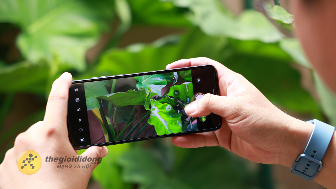 Mở hộp và trên tay motorola Razr 60: Smartphone gập cận cao cấp, Dimensity 7400X và pin 4.500 mAh